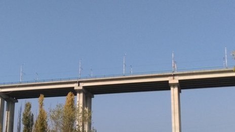 Полицаи разубедиха мъж, качен на перилата на Аспаруховия мост