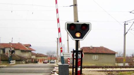 Влак блъсна джип, двама загинаха