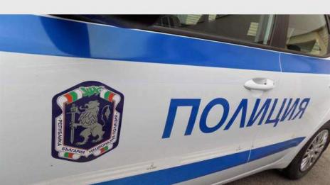 Лежащ на пътното платно младеж ухапа полицай