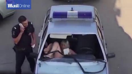 Пияна жена разби с боси крака стъклото на патрулка