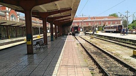 Условна за пловдивчанин, спипан на ЖП гара Варна с огромно количество тютюн в багажа