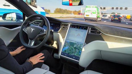 Изкуствен интелект зад волана: Tesla спаси човек  