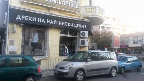 Горя магазин на бул. &quot;Владислав Варненчик&quot; (СНИМКИ)