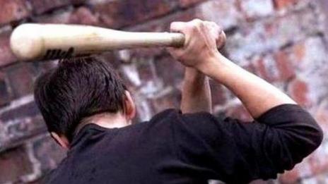 Маскирани с бухалки пребиха собственик на автокъща