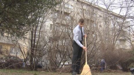 Курсанти от Морското училище чистят около храмовете във Варна