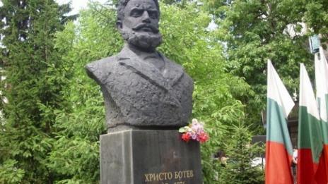 По стъпките на Ботев: Хиляди се изкачиха на Околчица