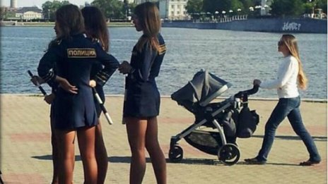 Четири полицайки се биха за любовта на шефа си
