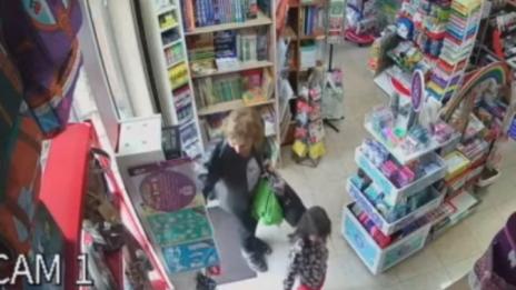 Бабина "педагогика": Краде пред внучката си в книжарница!