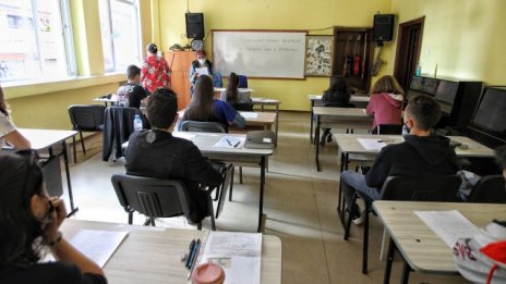 Имат ли право училищата и школите да събират лични данни на децата?