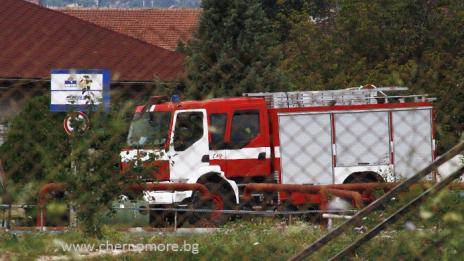 Пет пожарни гасиха пламъци в базата на „Петрол“