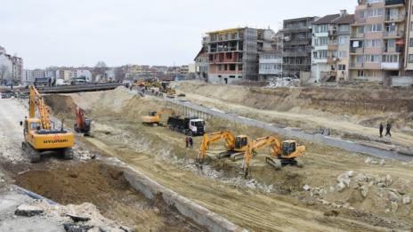 Ограничиха движението по локалните платна на бул. „Васил Левски“
