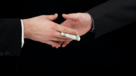 Служител на Агенцията по храните спипан с подкуп