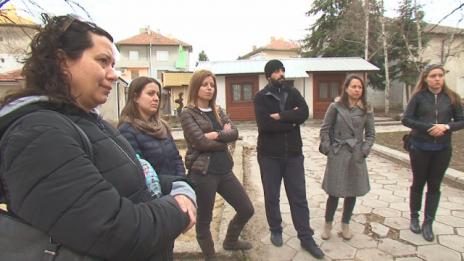 Родители от Добрич на протест в защита на детска учителка