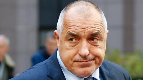 Борисов вади заклещени жени от катастрофирала кола