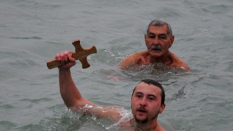 24-годишният Анжел Димитров хвана кръста на Богоявление в морето (СНИМКИ +ВИДЕО)