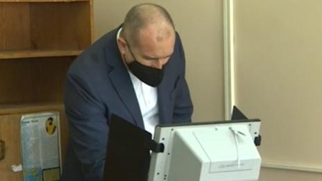 Румен Радев гласува на машина за свободна и просперираща България 