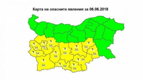 Жълт код за обилни валежи и гръмотевици в половин България