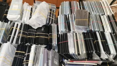 Спипаха контрабандни смартфони, укрити по телата и в багажа на трима пътници