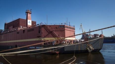 Плаваща АЕЦ "Академик Ломоносов" пое към Чукотка