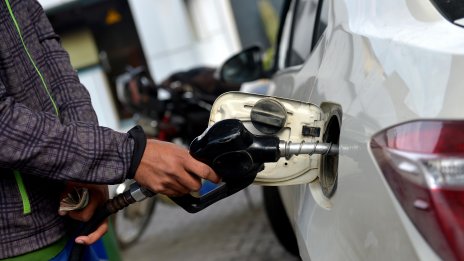 Заради войната в Иран: Петролът поскъпна с 14%