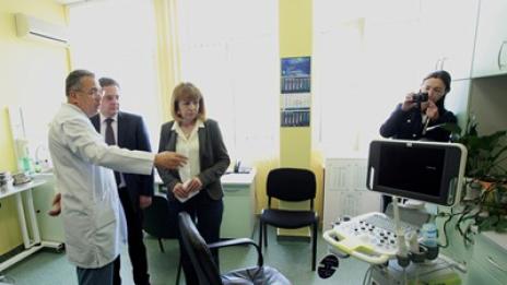 Майки гледат през телефон бебетата си в родилното
