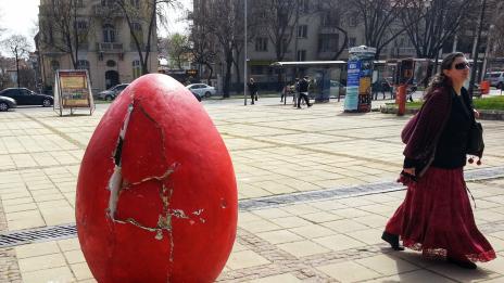 Счупиха огромното великденското яйце пред сградата на Oбщината
