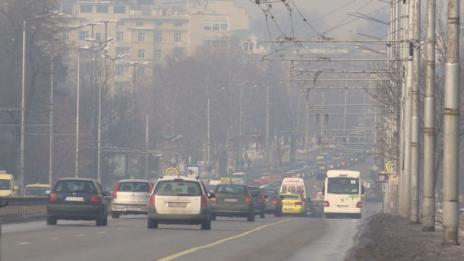 Заради силно замърсения въздух днес в градския транспорт на София се пътува със "зелен билет"