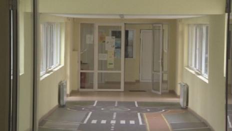 Учителката с тиксото щяла да лепи и очите на децата, ако не спят