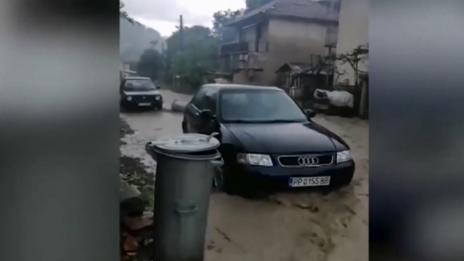 Кокошки, котки... завлечени от кален порой, излял се мощно над Котел