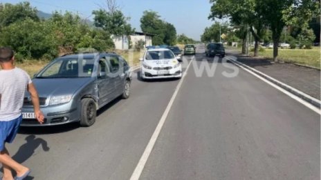 Миниван засече "Шкода", 2-годишно се претърколи в колата, пристигна родата