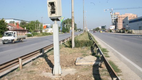 Стационарните камери на КАТ счупени. Затова разпъват 150 руски триноги