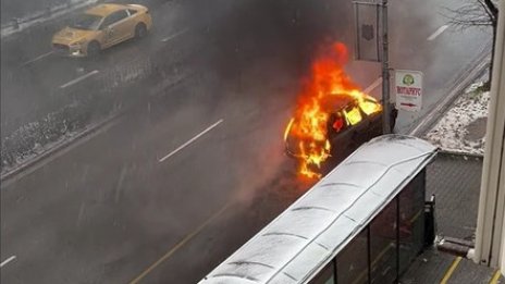 Кола се запали в центъра на Варна