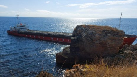 Заснеха пробойните на заседналия край Яйлата кораб