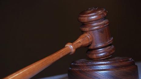 Изправят пред съда рецидивист, ограбил възрастна жена, докато й помага
