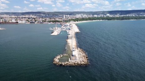 Вижте как изглежда ремонтираната част от вълнолома във Варна (ВИДЕО)