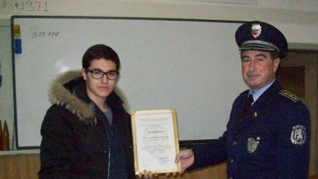 Ученик помогна на полицията да залови мъж