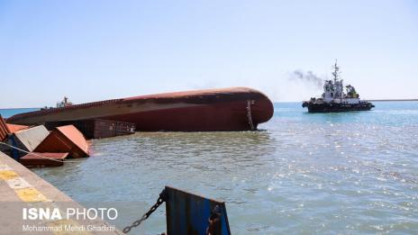 Кораб се преобърна в пристанище, има пострадали
