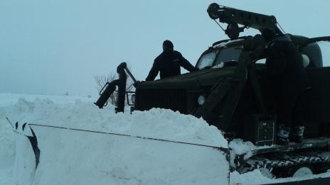 Военните продължават да помагат след обилния снеговалеж