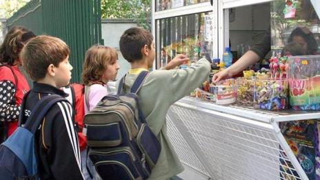 Пак погледнаха към училищните лавки и пак забраниха храните с палма