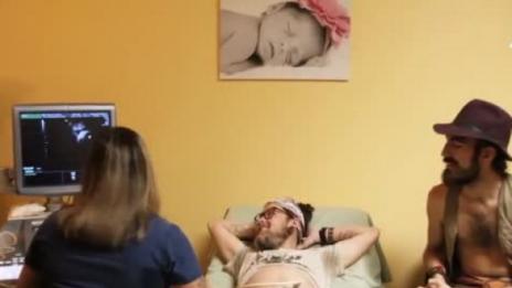 Мъж роди момче на своя приятел