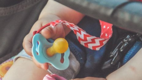 Косово ни върна: 7-месечно бебче, изоставено от майка си. Съдбата му?