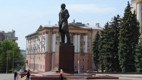 Статуя на Ленин цери безплодие и нищета