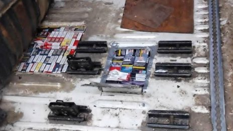 Митничари във Варна откриха над 73 000 къса цигари в тайници на автомобил