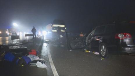 Кола и автобус се удариха челно близо до Сливница  