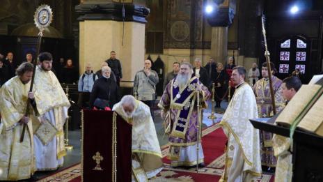 Архиерейска света Литургия на Неделя Кръстопоклонна във Варна