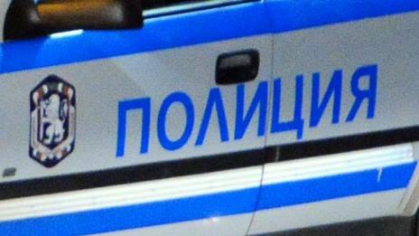 Ремарке на автовоз се откачи, удари 2 коли, жена е затисната