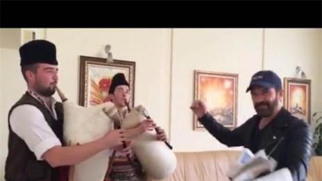 Посрещнаха Антонио Бандерас с каба гайди