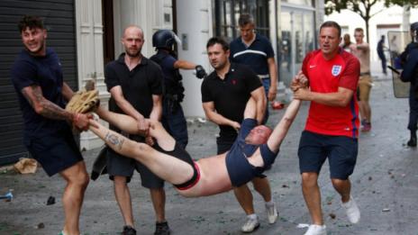 Пребиха и ограбиха английски фен в Москва