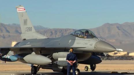 Новият ни F-16 цели 20 мишени от раз и избягва сблъсък със земята