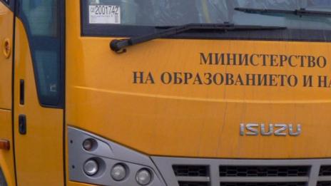 Тийнейджър изпадна от автобус по време на движение